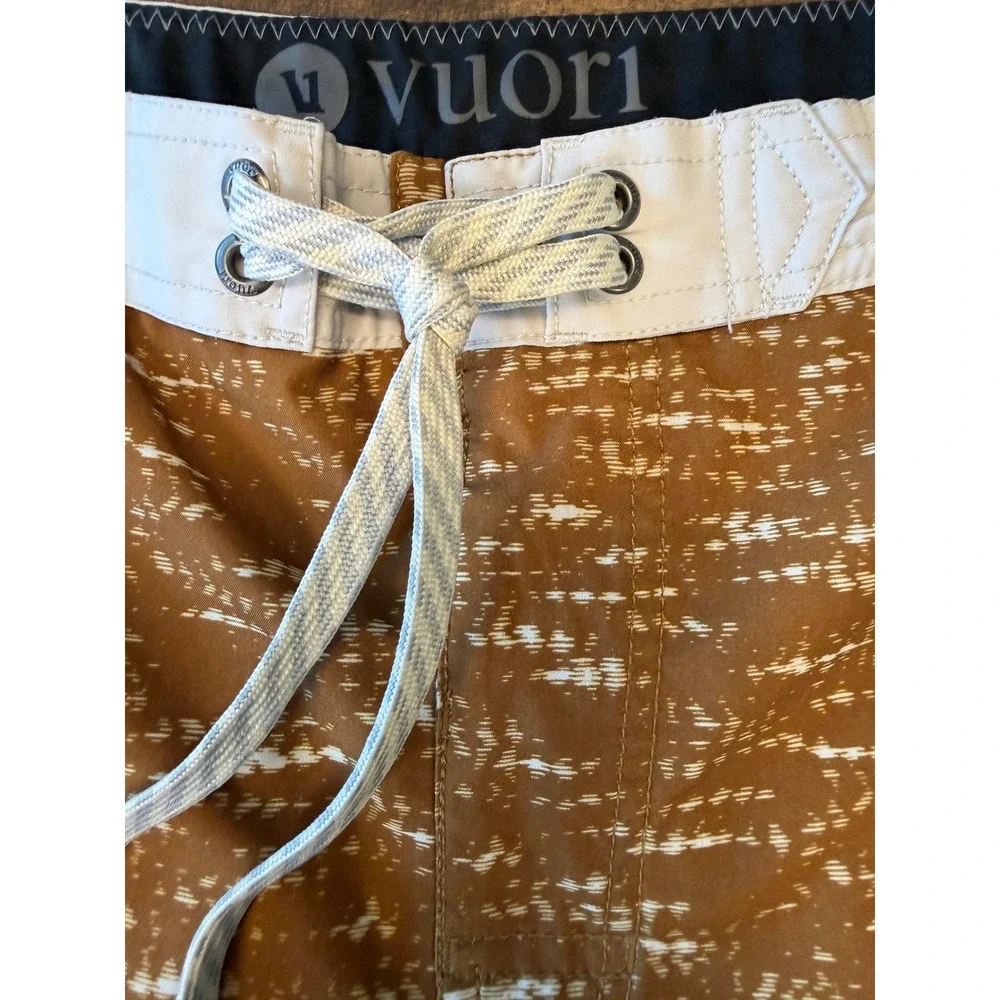 Vuori Cruise Board Shorts Mens 36 Brown White Dash Print Scalloped Swim Trunks